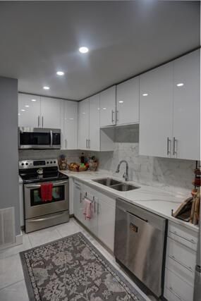 Kitchen with quartz and backsplash 188 L