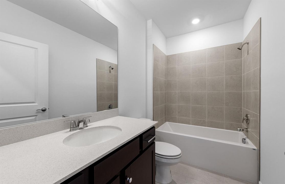 SWFL_CX_CAL_09600_Hanover_Bath 2