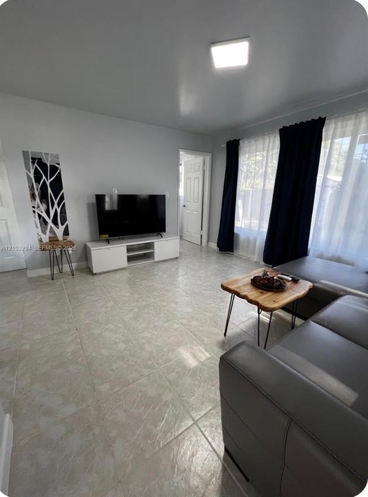 For Rent: $2,000 (1 beds, 1 baths, 900 Square Feet)