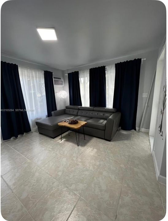 For Rent: $2,000 (1 beds, 1 baths, 900 Square Feet)