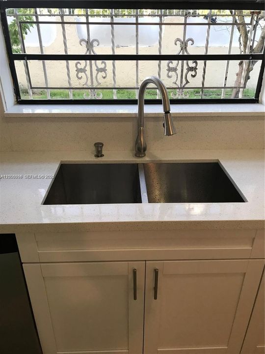 En Venta: $699,000 (4 camas, 3 baños, 2232 Pies cuadrados)