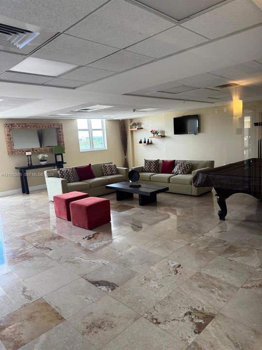 For Rent: $2,600 (2 beds, 2 baths, 965 Square Feet)
