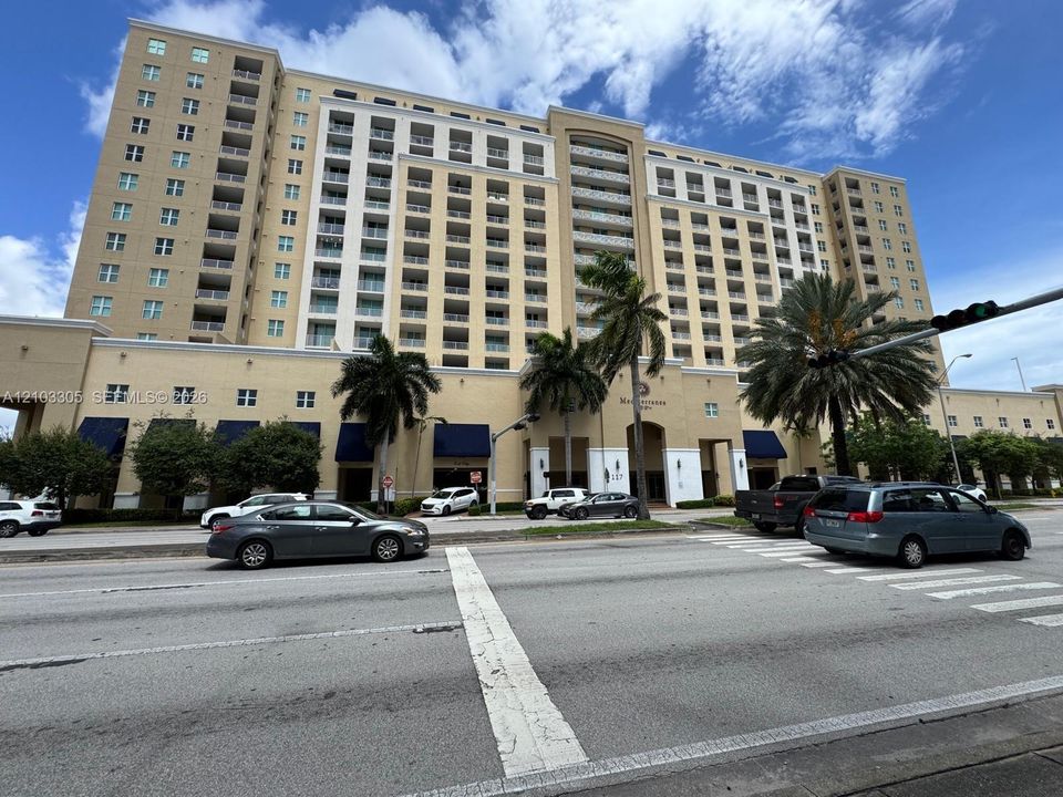 For Rent: $2,600 (2 beds, 2 baths, 965 Square Feet)