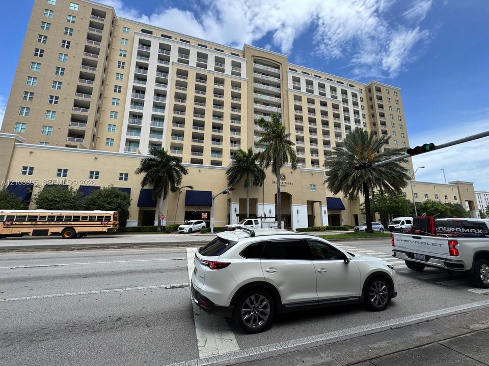 For Rent: $2,600 (2 beds, 2 baths, 965 Square Feet)