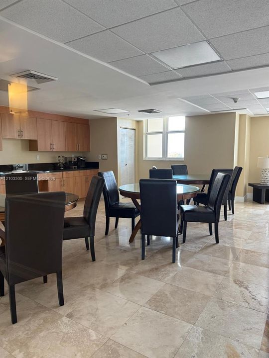 For Rent: $2,600 (2 beds, 2 baths, 965 Square Feet)