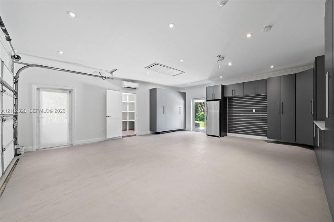For Rent: $25,000 (5 beds, 5 baths, 4782 Square Feet)