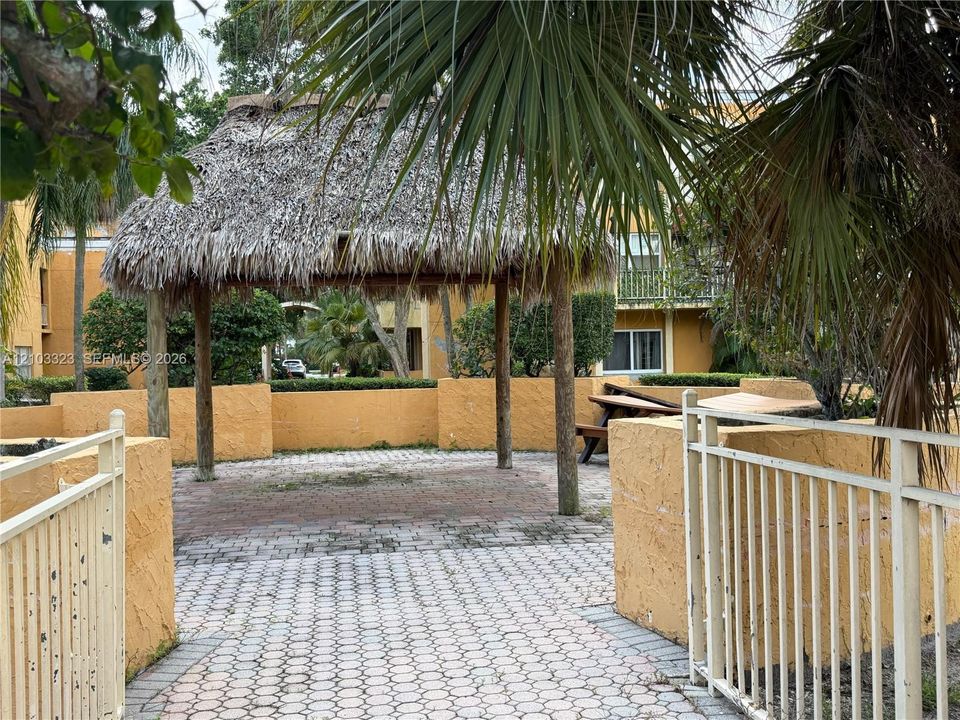 For Rent: $2,100 (1 beds, 1 baths, 883 Square Feet)