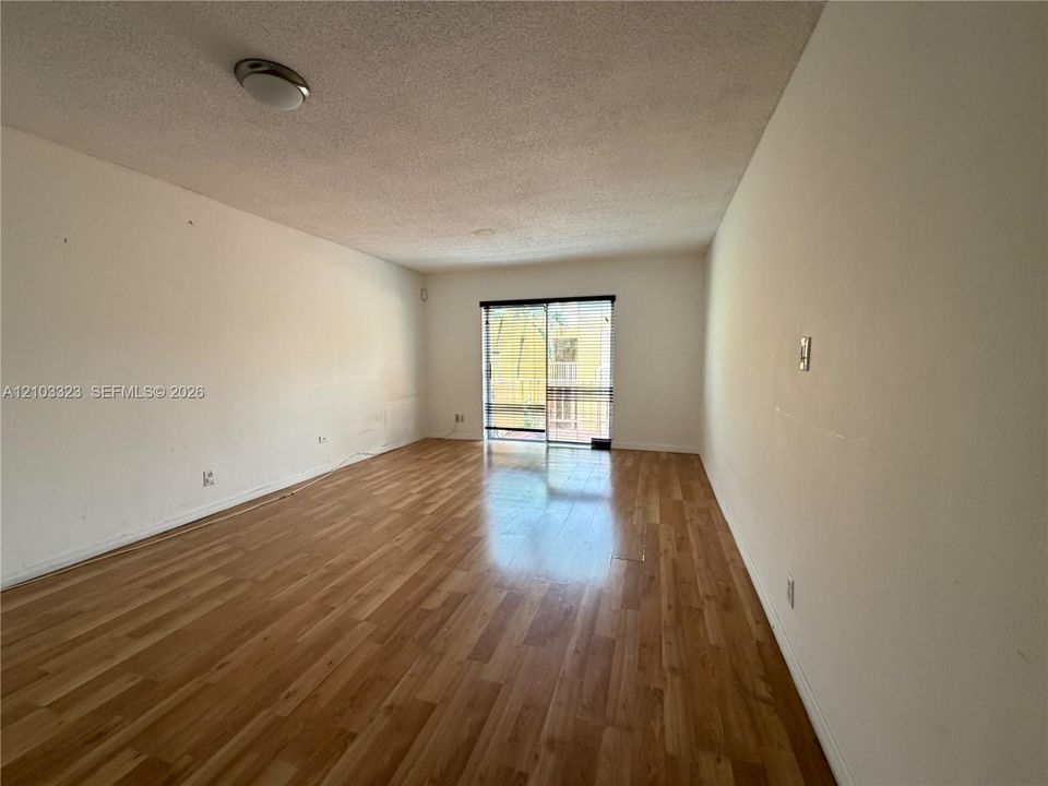 For Rent: $2,100 (1 beds, 1 baths, 883 Square Feet)