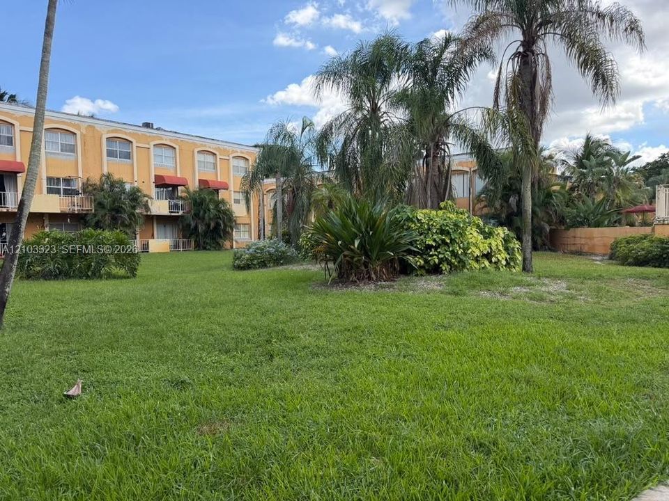 For Rent: $2,100 (1 beds, 1 baths, 883 Square Feet)