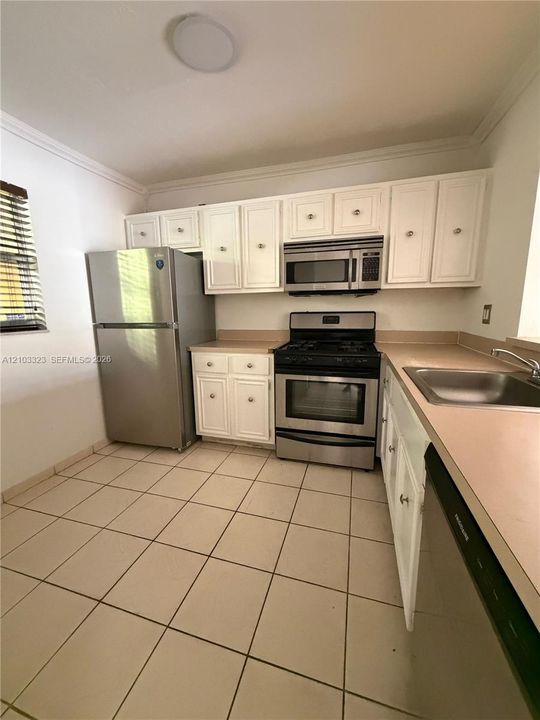 For Rent: $2,100 (1 beds, 1 baths, 883 Square Feet)