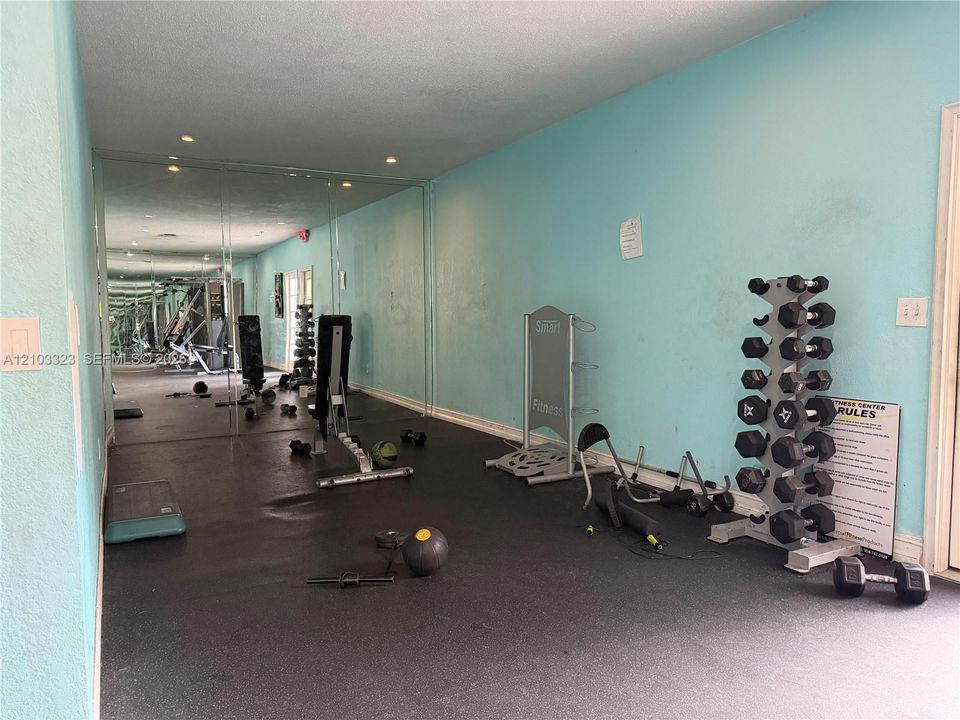 For Rent: $2,100 (1 beds, 1 baths, 883 Square Feet)