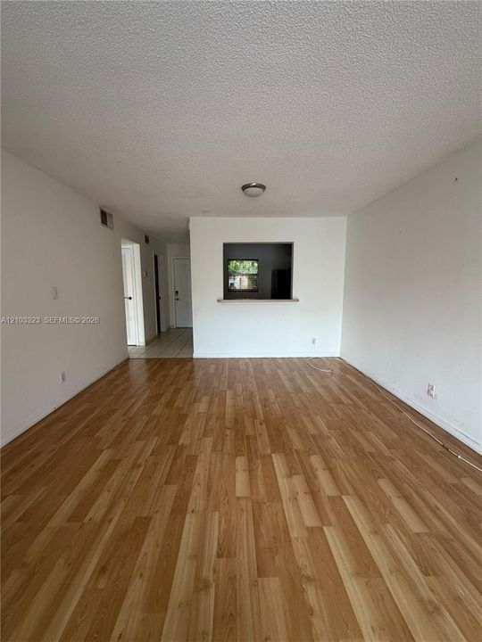 For Rent: $2,100 (1 beds, 1 baths, 883 Square Feet)