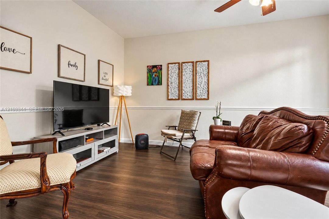 En Venta: $445,000 (4 camas, 3 baños, 1736 Pies cuadrados)