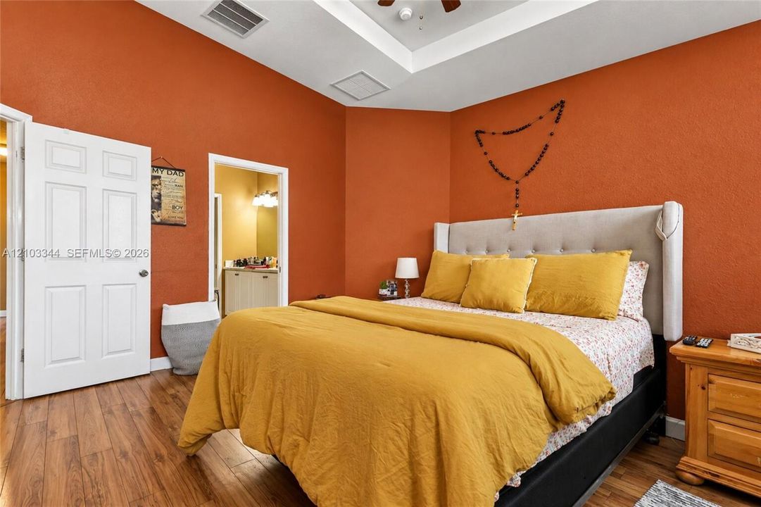 En Venta: $445,000 (4 camas, 3 baños, 1736 Pies cuadrados)