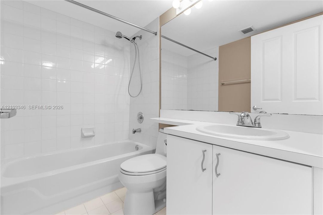 На продажу: $449,000 (2 спален, 2 ванн, 1075 Квадратных фут)