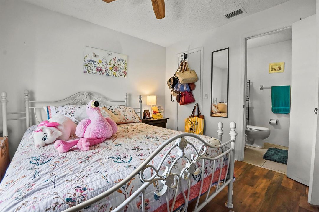 09 Bedroom 01