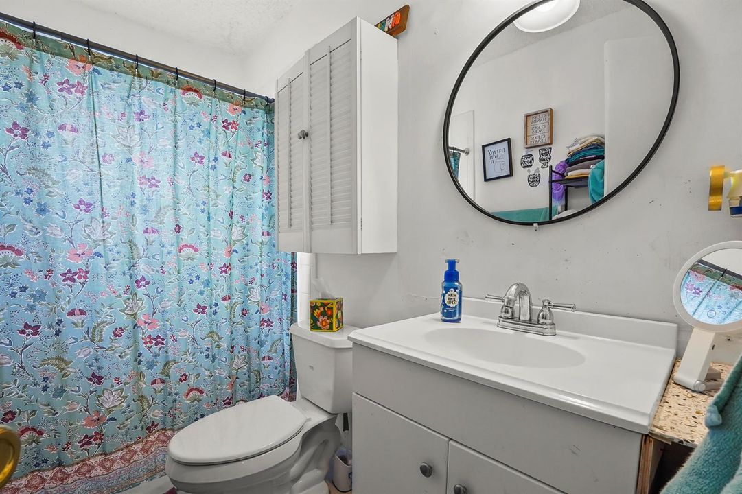 19 Bathroom 01