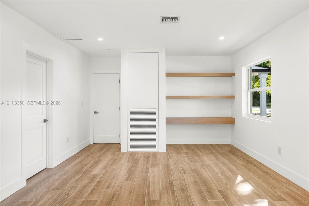For Sale: $2,700,000 (5 beds, 4 baths, 2127 Square Feet)
