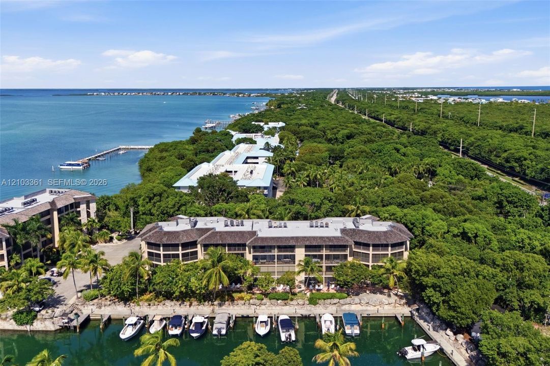 For Sale: $1,095,000 (2 beds, 2 baths, 1278 Square Feet)