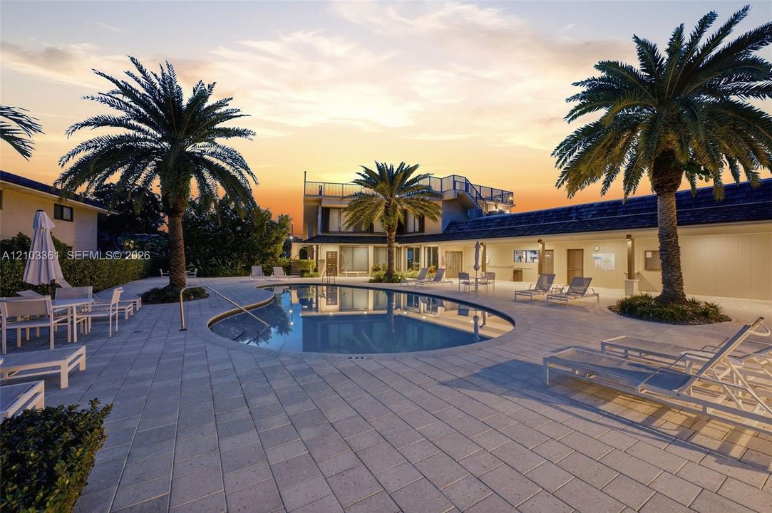 For Sale: $1,095,000 (2 beds, 2 baths, 1278 Square Feet)