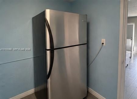 Stainless steel top-freezer refrigerator