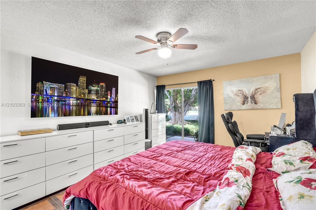 Ceiling fan with integrated lighting