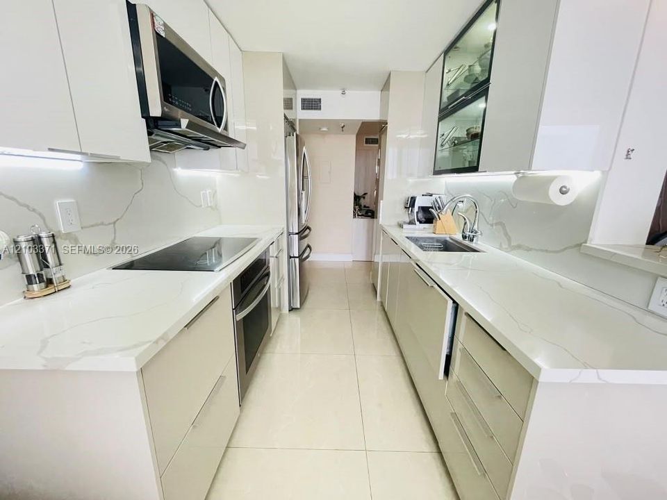 Activo con contrato: $3,300 (2 camas, 2 baños, 1240 Pies cuadrados)