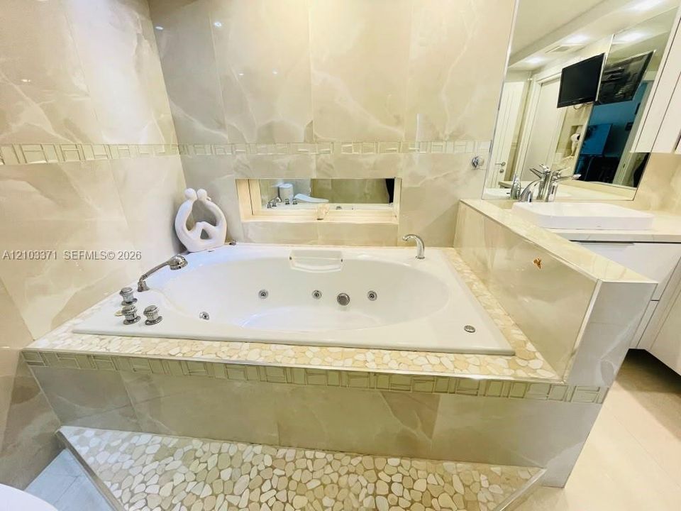 Activo con contrato: $3,300 (2 camas, 2 baños, 1240 Pies cuadrados)