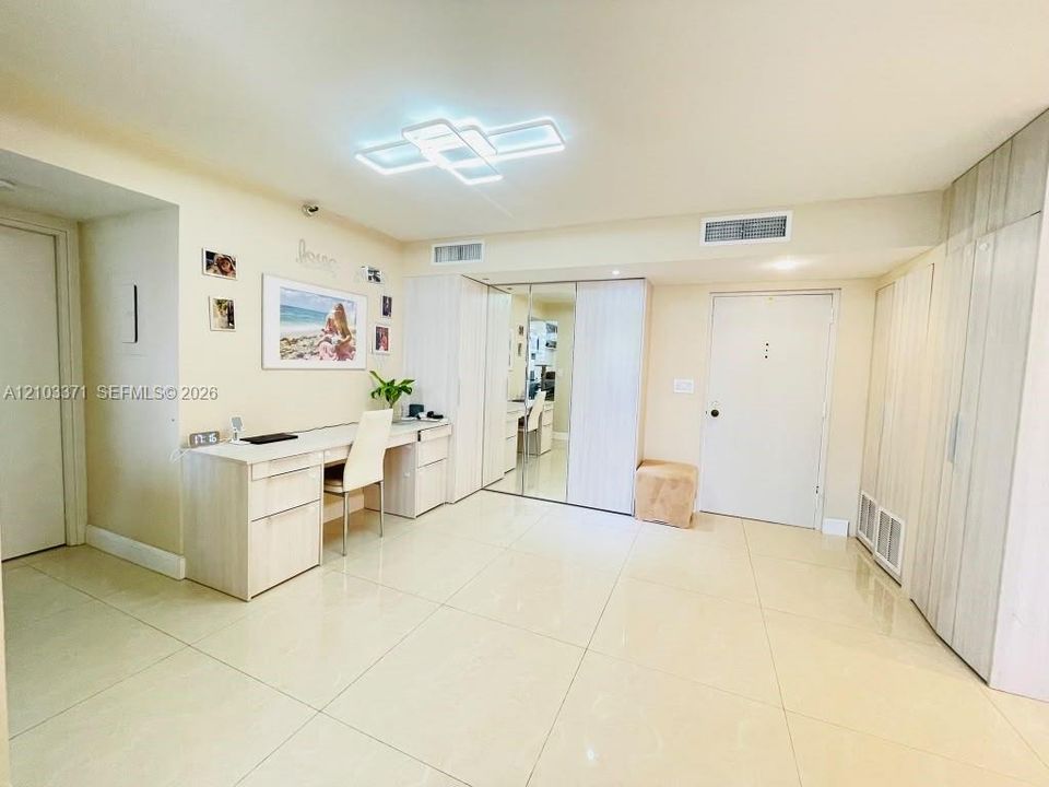 Activo con contrato: $3,300 (2 camas, 2 baños, 1240 Pies cuadrados)
