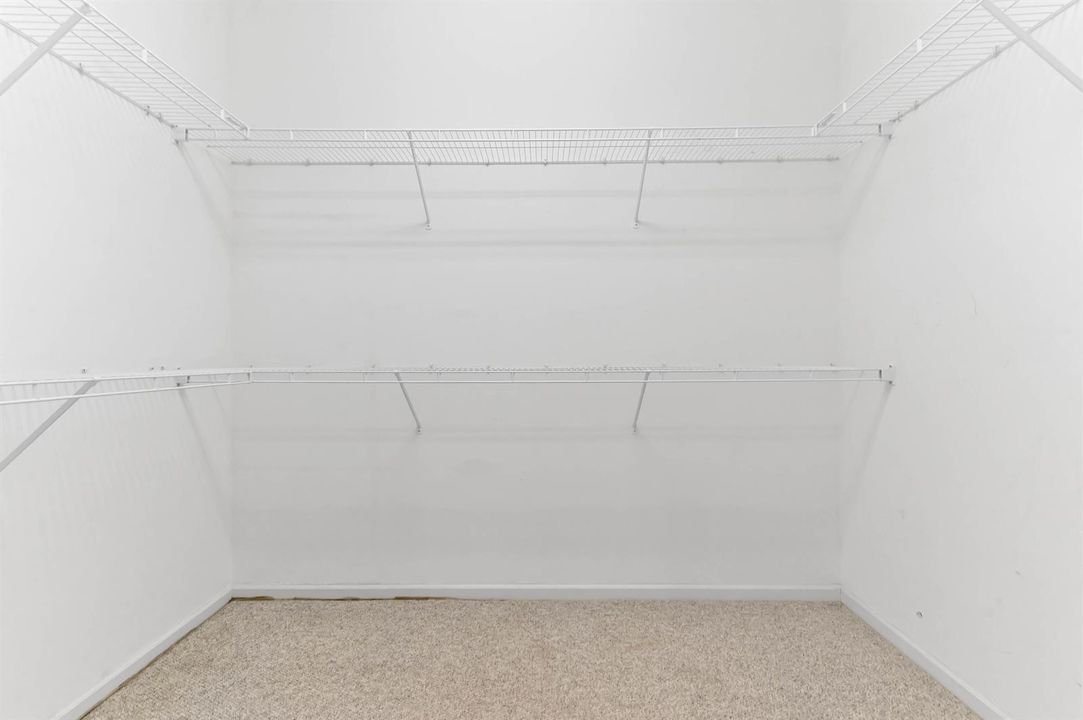 27 closet 01
