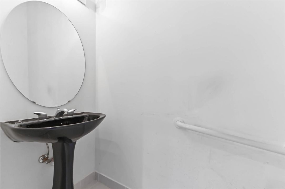 24 bathroom 01