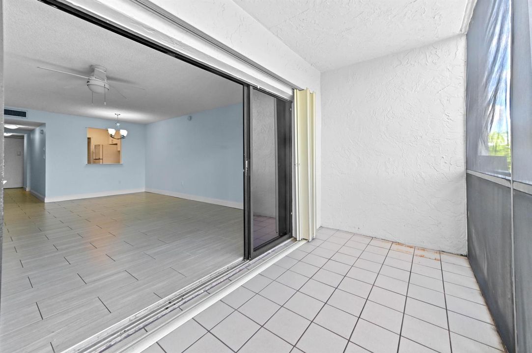 23 Balcony 02