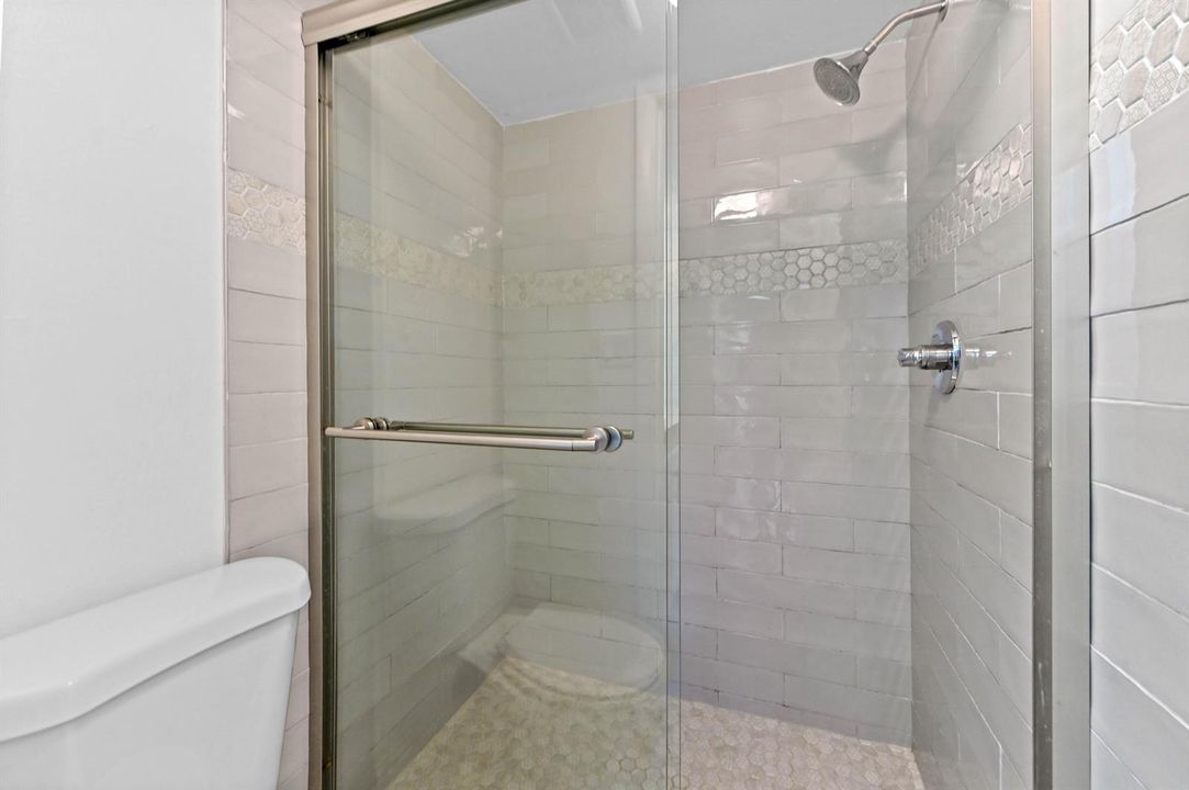 19 Bathroom 02