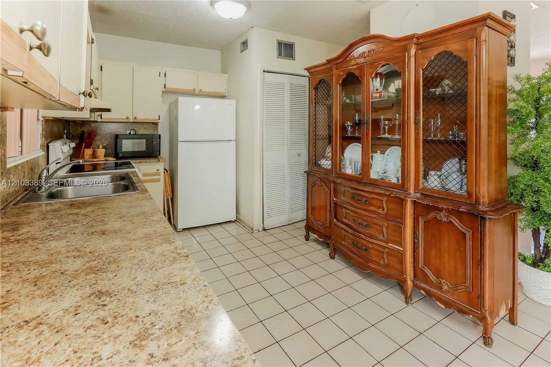 На продажу: $450,000 (3 спален, 2 ванн, 1401 Квадратных фут)