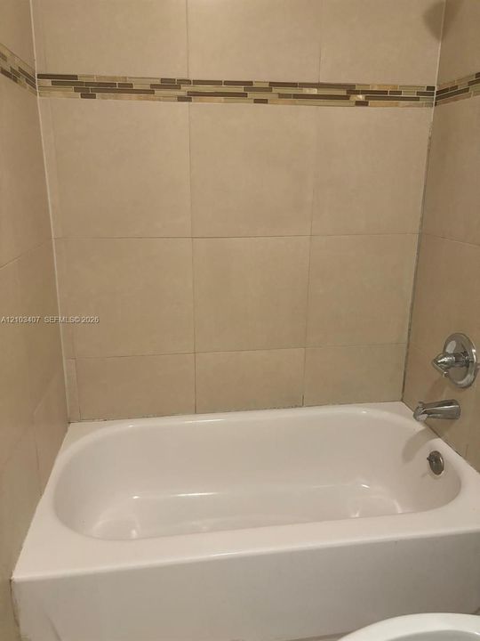 For Rent: $1,900 (2 beds, 2 baths, 812 Square Feet)