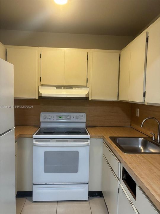 For Rent: $1,900 (2 beds, 2 baths, 812 Square Feet)