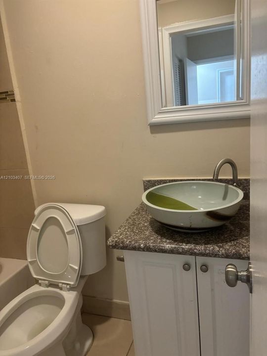 For Rent: $1,900 (2 beds, 2 baths, 812 Square Feet)
