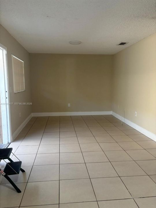 For Rent: $1,900 (2 beds, 2 baths, 812 Square Feet)