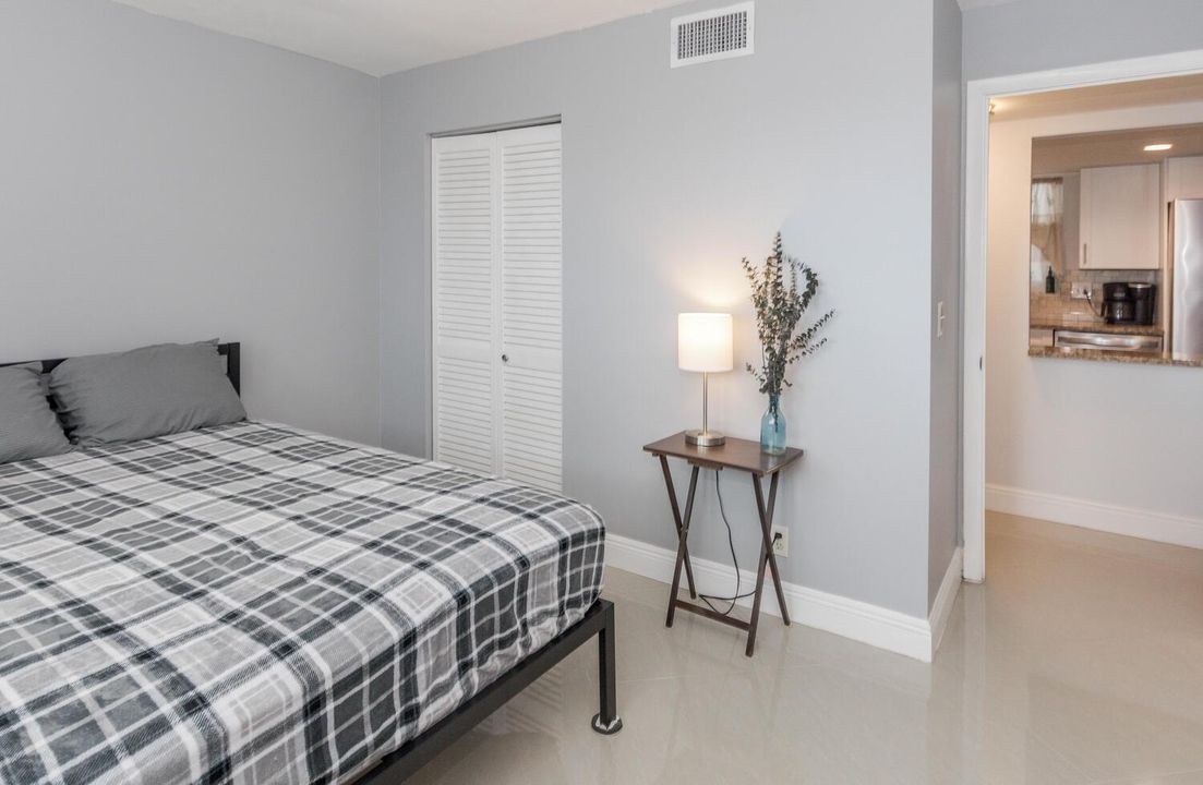 711 Lori Dr 408 Palm Springs-large-021-0