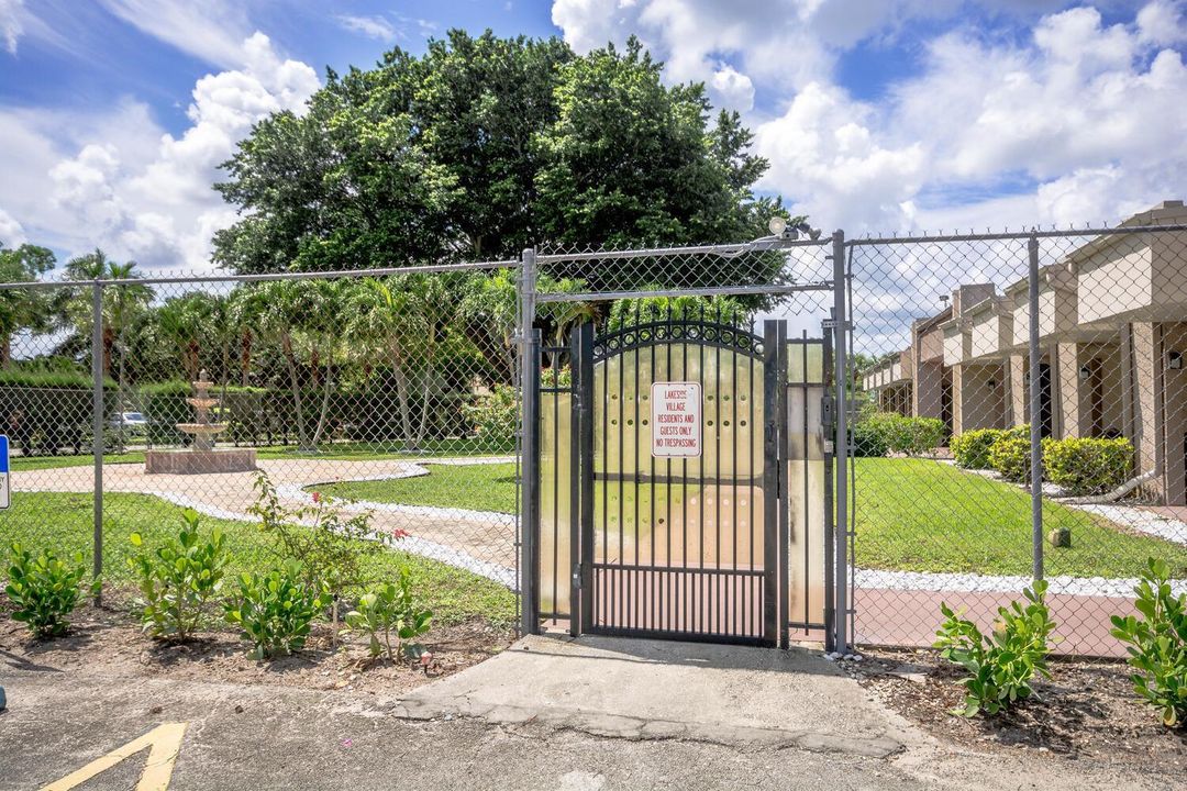711 Lori Dr 408 Palm Springs-large-029-0