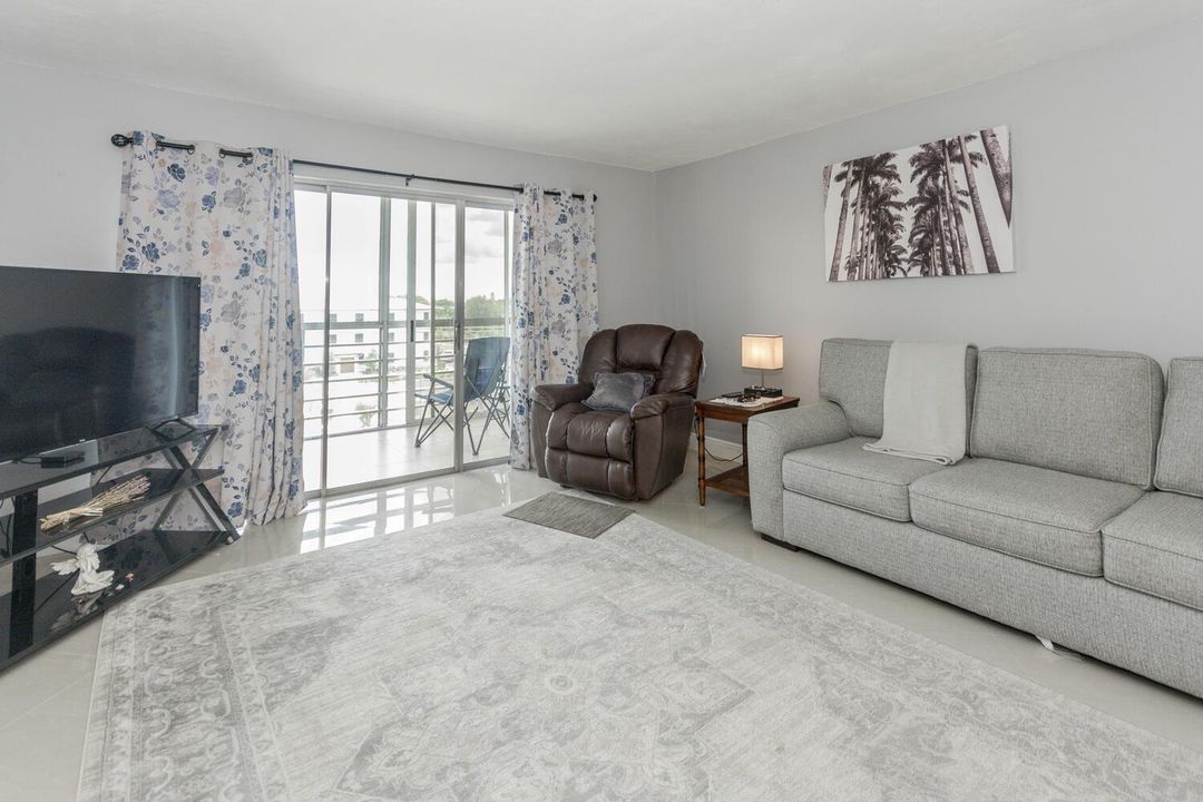 711 Lori Dr 408 Palm Springs-large-012-0