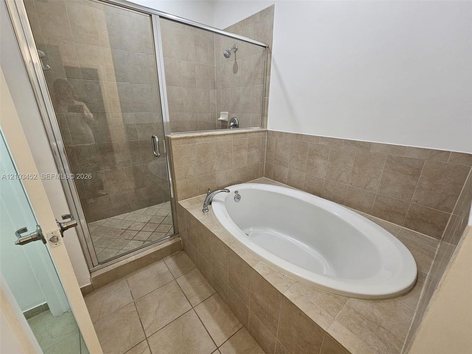 Под контрактом: $3,300 (3 спален, 2 ванн, 2091 Квадратных фут)