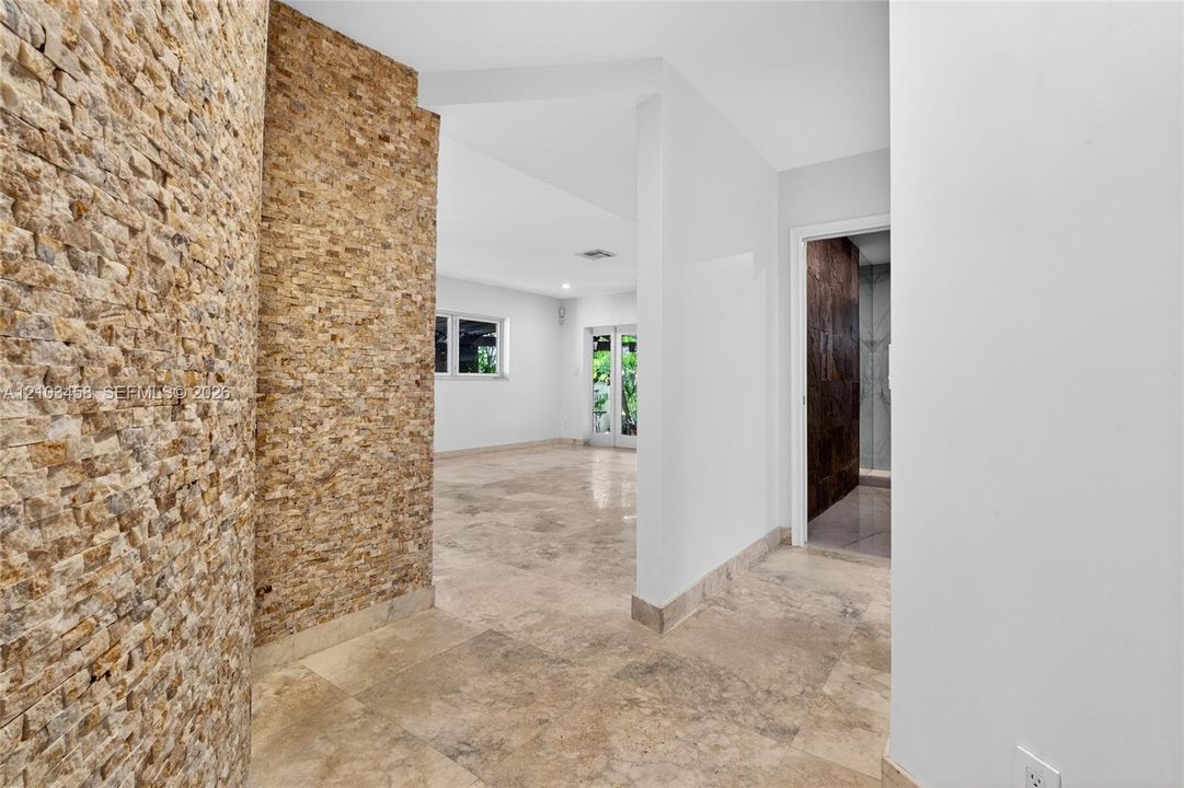 En Renta: $15,000 (4 camas, 3 baños, 2700 Pies cuadrados)