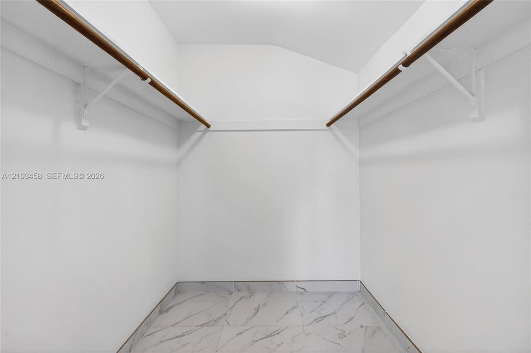 En Renta: $15,000 (4 camas, 3 baños, 2700 Pies cuadrados)