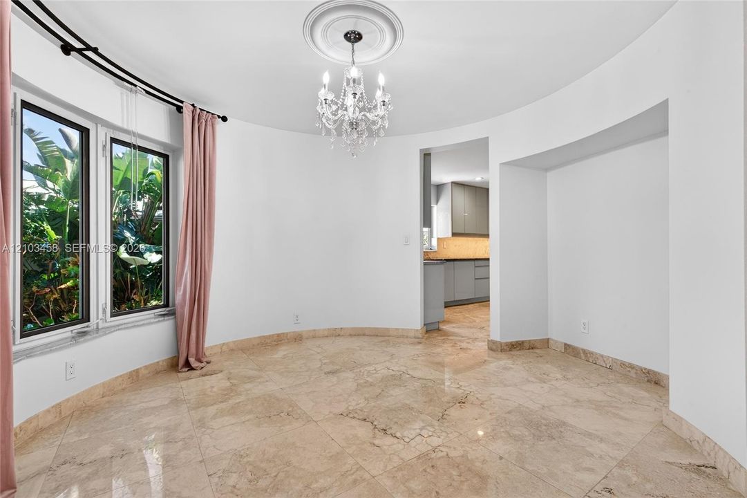 En Renta: $15,000 (4 camas, 3 baños, 2700 Pies cuadrados)