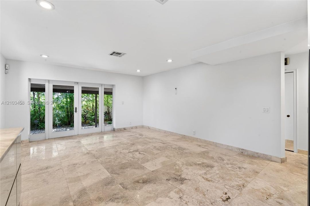 En Renta: $15,000 (4 camas, 3 baños, 2700 Pies cuadrados)