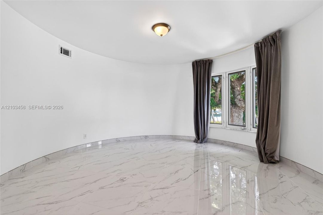 En Renta: $15,000 (4 camas, 3 baños, 2700 Pies cuadrados)
