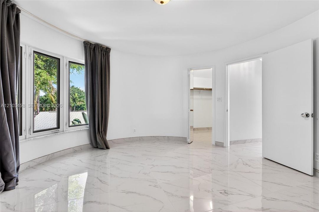 En Renta: $15,000 (4 camas, 3 baños, 2700 Pies cuadrados)