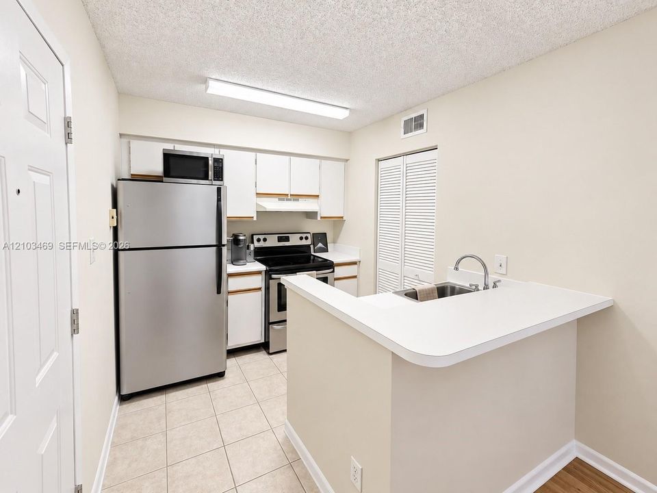 For Rent: $1,700 (1 beds, 1 baths, 650 Square Feet)