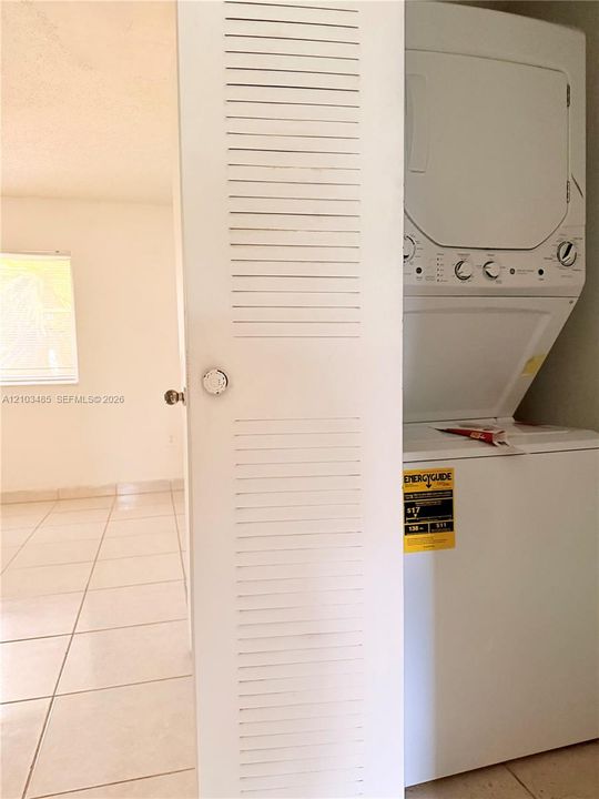 For Rent: $1,900 (2 beds, 1 baths, 826 Square Feet)